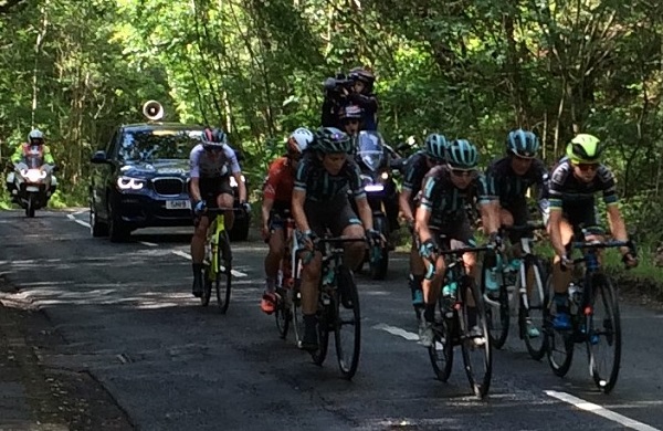 Cycle race leaders pass